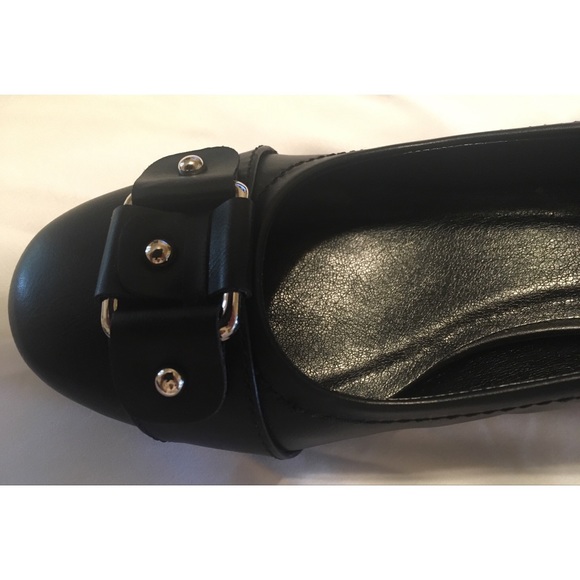 Monroe and Main Black Heel Buckle Toe Pump - Picture 2 of 6